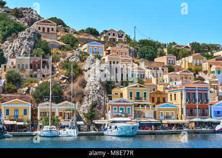 Multi-case colorate sulla costa rocciosa di Simi Isola Foto Stock