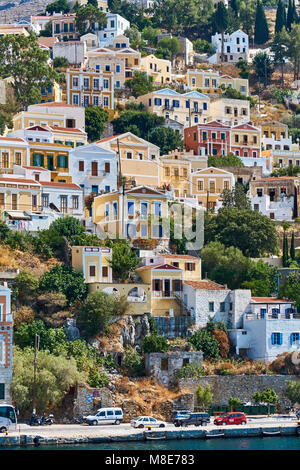 Multi-case colorate sulla costa rocciosa di Simi Isola Foto Stock