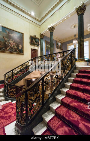 Londra. In Inghilterra. Regno Unito. La Wallace Collection, alloggiati a Hertford House in Manchester Square, ex residenza della famiglia Seymour. Scala principale wi Foto Stock