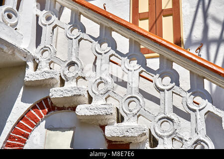 White scalone in pietra nel cortile della chiesa Foto Stock