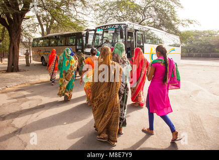 L'India, gli uomini e le donne sul Bus vacanze a Nuova Delhi, India, Asia Foto Stock