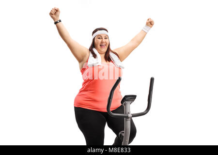 Il sovrappeso donna che lavorano fuori su una cyclette e gesticolando felicità isolati su sfondo bianco Foto Stock