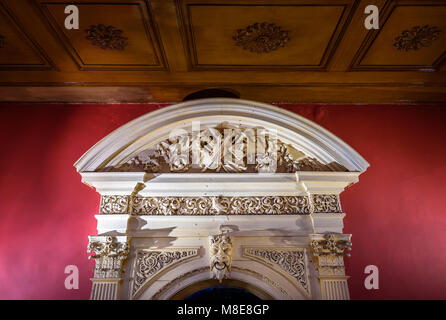 Decorativi in gesso porta in Woolaton Hall, Elizabethan mansion, Nottingham, Regno Unito. Foto Stock