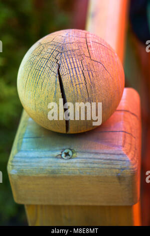 La sfera è realizzata in legno massello, legno incrinato tallone, punta rotonda stair ringhiera, sfera con una crepa di legno Foto Stock