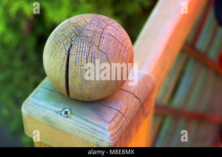 La sfera è realizzata in legno massello, legno incrinato tallone, punta rotonda stair ringhiera, sfera con una crepa di legno Foto Stock