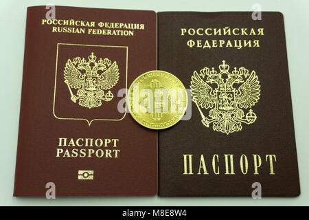 Bitcoins e nuovo denaro virtuale concetto.Gold bitcoins con candela stick diagramma grafico e sfondo digitale.medaglia d'oro con icona lettera B.Mining o blo Foto Stock