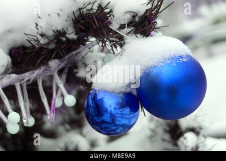 Argento e bianco Natale ornamenti, albero di natale in legno rustico con uno sfondo sfocato neve. Merry Christmas greeting card. Vacanze inverno tema. Happ Foto Stock