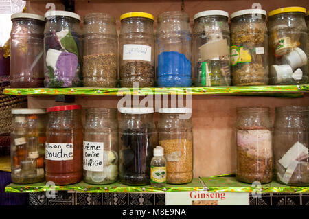 I vasetti con spezie, erbe, minerali e altri rimedi visualizzati sugli scaffali nei locali di un negozio di spezie nella Medina di Marrakech, Marocco. Foto Stock