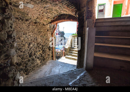 Vicolo di Riomaggiore village, La Spezia district, Liguria, Italia Foto Stock