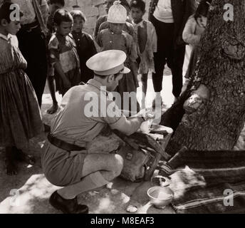 1943 Siria - British ufficio militare considera il popolo curdo lungo la Siria Turchia confine - molte sofferenze dal tracoma Foto Stock