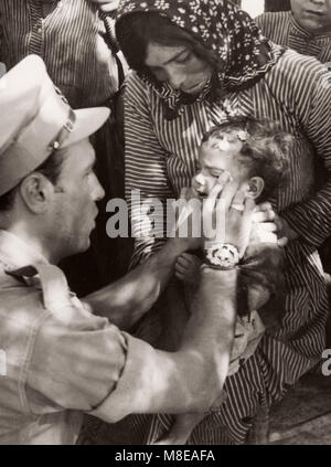 1943 Siria - British ufficio militare considera il popolo curdo lungo la Siria Turchia confine - molte sofferenze dal tracoma Foto Stock