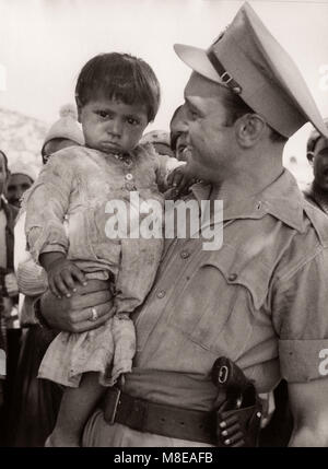 1943 Siria - British ufficio militare considera il popolo curdo lungo la Siria Turchia confine - molte sofferenze dal tracoma Foto Stock