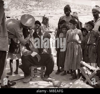 1943 Siria - British ufficio militare considera il popolo curdo lungo la Siria Turchia confine - molte sofferenze dal tracoma Foto Stock