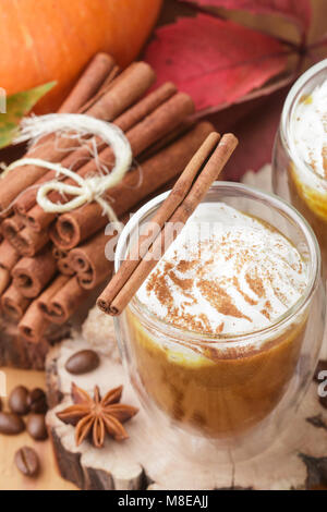 Latte macchiato di zucca o frullati con panna e spezie-cannella, anice stellato, caffè. A freddo o a caldo rientrano bere. Messa a fuoco selettiva Foto Stock