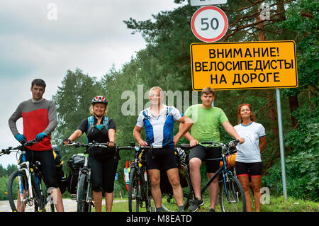 I ciclisti nel tour di Bielorussia, un cartello stradale circa i ciclisti, Agosto 2017 Foto Stock