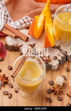 La zucca latte macchiato o un cocktail (smoothie) con spezie - cannella, anice, caffè. A freddo o a caldo rientrano bere. Messa a fuoco selettiva Foto Stock