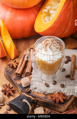 Latte macchiato di zucca o frullati con panna e spezie-cannella, anice stellato, caffè. A freddo o a caldo rientrano bere. Messa a fuoco selettiva Foto Stock