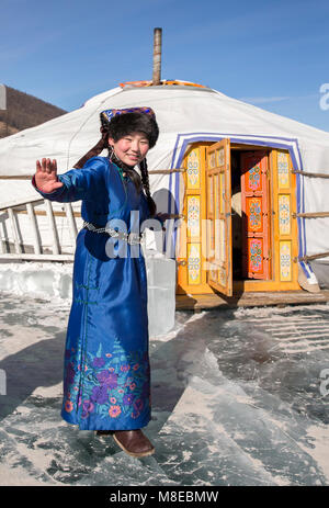 Hatgal, Mongolia, 4 Marzo 2018: il mongolo ragazza vestita in abbigliamento tradizionale su un lago ghiacciato Khuvsgul Foto Stock