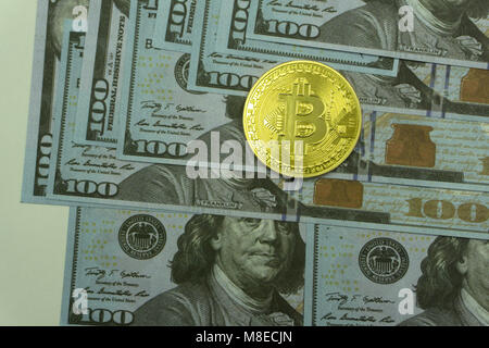 Close-up golden Bitcoin (Cryptocurrency) in dollari USA. Foto Stock