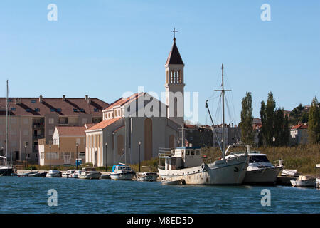 Nuova chiesa di San Pietro Apostolo su Priko in Omis in Croazia Foto Stock