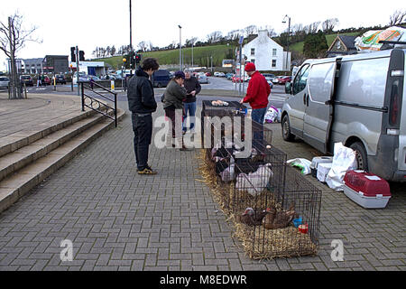 Bantry, West Cork, Irlanda. 16 marzo, 2018. Mercato Bantry su ogni venerdì è stato facendo brisk business nel sole del pomeriggio. Credito: aphperspective/ Alamy Live News Foto Stock