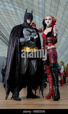 Leipzig, Germania. 16 marzo 2018, il cosplayers Dominik Scheffner (L) come Batman e Ronja Baarts come Harley Quinn, in piedi nella hall di vetro sulla fiera della fiera del libro di Lipsia. Foto: Sebastian Willnow/dpa-Zentralbild dpa/credito: dpa picture alliance/Alamy Live News Foto Stock