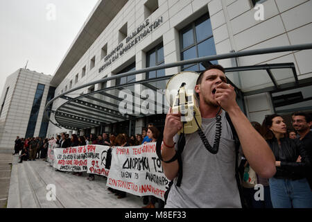 Atene, Grecia, 16 marzo, 2018. Gli insegnanti e gli studenti protestano per posti di lavoro permanenti e contro i cambiamenti nell'insegnamento le credenziali nella parte anteriore del Ministero della Pubblica Istruzione in Atene, Grecia. Credito: Nicolas Koutsokostas/Alamy Live News. Foto Stock