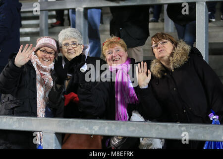 St Helens,Merseyside, Regno Unito. 16 marzo 2018, totalmente Wicked Stadium, St Helens,Merseyside, Inghilterra; Betfred Super League Rugby, Round 6, St Helens versus Leeds rinoceronti; St Helens ventole godendo il pre match celebrazioni Credito: News Immagini/Alamy Live News Foto Stock