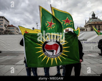 Monaco di Baviera, Germania. Xii Mar, 2018. I curdi curdo giovani antifaschist protesta contro la Germania le esportazioni di armi alla Turchia, che vengono poi utilizzati contro curdi aree. Credito: Sachelle Babbar/ZUMA filo/Alamy Live News Foto Stock