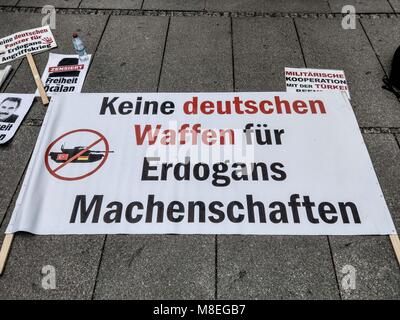 Monaco di Baviera, Germania. Xii Mar, 2018. ''No armi tedesche per Erdogan furbizia dell''. Curdi curdo e giovani protesta contro la Germania le esportazioni di armi alla Turchia, che vengono poi utilizzati contro curdi aree. Credito: Sachelle Babbar/ZUMA filo/Alamy Live News Foto Stock