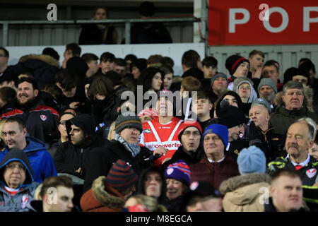 St Helens,Merseyside, Regno Unito. 16 marzo 2018, totalmente Wicked Stadium, St Helens,Merseyside, Inghilterra; Betfred Super League Rugby, Round 6, St Helens versus Leeds rinoceronti; un St Helens ventola è il volto nella folla Credito: News Immagini/Alamy Live News Foto Stock