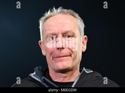 16 marzo 2018, Germania, Freiburg: Bundesliga match tra SC Friburgo e VfB Stuttgart, Schwarzwald stadium: Friburgo allenatore Christian Streich guardando pensieroso nello stadio prima della partita. Foto: Patrick Seeger/dpa - WICHTIGER HINWEIS: Aufgrund der Akkreditierungsbestimmungen der DFL ist die Publikation und Weiterverwertung im Internet und in Online-Medien während des Spiels auf insgesamt fünfzehn Bilder pro Spiel begrenzt. Foto Stock