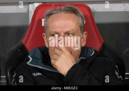 16 marzo 2018, Germania, Freiburg: Bundesliga match tra SC Friburgo e VfB Stuttgart, Schwarzwald stadium: Friburgo allenatore Christian Streich seduto sul banco allo stadio prima della partita. Foto: Patrick Seeger/dpa - WICHTIGER HINWEIS: Aufgrund der Akkreditierungsbestimmungen der DFL ist die Publikation und Weiterverwertung im Internet und in Online-Medien während des Spiels auf insgesamt fünfzehn Bilder pro Spiel begrenzt. Foto Stock