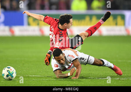 16 marzo 2018, Germania, Freiburg: Bundesliga match tra SC Friburgo e VfB Stuttgart, Schwarzwald stadium: Friburgo è Nicolas Hoefler (sopra) cade sulla sommità di Stuttgart, Dennis Aogo. (EMBARGO CONDIZIONI - ATTENZIONE: grazie alle linee guida di accreditamento, il DFL consente solo la pubblicazione e utilizzazione di fino a 15 immagini per corrispondenza su internet e nei contenuti multimediali in linea durante la partita.) Foto: Patrick Seeger/dpa - WICHTIGER HINWEIS: Aufgrund der Akkreditierungsbestimmungen der DFL ist die Publikation und Weiterverwertung im Internet und in Online-Medien während des Spiels auf insgesam Foto Stock