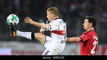 16 marzo 2018, Germania, Freiburg: Bundesliga match tra SC Friburgo e VfB Stuttgart, Schwarzwald stadium: Stuttgart, Santiago Ascacibar (L) e Friburgo è Nicolas Hoefler vie per la palla. (EMBARGO CONDIZIONI - ATTENZIONE: grazie alle linee guida di accreditamento, il DFL consente solo la pubblicazione e utilizzazione di fino a 15 immagini per corrispondenza su internet e nei contenuti multimediali in linea durante la partita.) Foto: Patrick Seeger/dpa - WICHTIGER HINWEIS: Aufgrund der Akkreditierungsbestimmungen der DFL ist die Publikation und Weiterverwertung im Internet und in Online-Medien während des Spiels auf Foto Stock