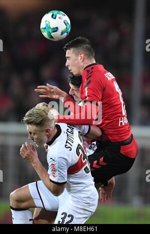 16 marzo 2018, Germania, Freiburg: Bundesliga match tra SC Friburgo e VfB Stuttgart, Schwarzwald stadium: Stoccarda Andreas Beck (anteriore) e Mario Gomez (retro) sono troppo lento a reagire alla testata di Friburgo's Janik Haberer. (EMBARGO CONDIZIONI - ATTENZIONE: grazie alle linee guida di accreditamento, il DFL consente solo la pubblicazione e utilizzazione di fino a 15 immagini per corrispondenza su internet e nei contenuti multimediali in linea durante la partita.) Foto: Patrick Seeger/dpa - WICHTIGER HINWEIS: Aufgrund der Akkreditierungsbestimmungen der DFL ist die Publikation und Weiterverwertung im Internet und in Foto Stock