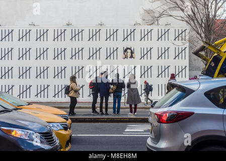 New York, NY, STATI UNITI D'AMERICA. 16 marzo, 2018. - I fotografi e gli amanti dell'arte gregge a Houston Street per visualizzare uno dei due nuovi pezzi da artista di strada, Banksy. Banksy ha svelato il lavoro giovedì che evidenzia il caso di un artista turco, Zehra Doğan secondo come riferito è stato imprigionato nel 2017 per la sua pittura del danneggiamento di una città turca. Credito: Stacy Rosenstock Walsh/Alamy Live News Foto Stock