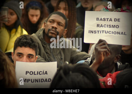 Barcellona, Spagna. 16 Mar, 2018. Un manifestante visto holding cartelloni durante una dimostrazione in memoria di Mame Mbaye.Mame Mbaye, un senegalese venditore ambulante che morì a Madrid da arresto cardiaco sono stati ritengono di essere inseguita dalla polizia spagnola dalla centrale piazza Puerta del Sol. Credito: Ramon Costa/SOPA Immagini/ZUMA filo/Alamy Live News Foto Stock