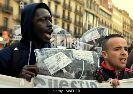 Barcellona, Spagna. 16 Mar, 2018. I manifestanti visto holding cartelloni durante una dimostrazione in memoria di Mame Mbaye.Mame Mbaye, un senegalese venditore ambulante che morì a Madrid da arresto cardiaco sono stati ritengono di essere inseguita dalla polizia spagnola dalla centrale piazza Puerta del Sol. Credito: Ramon Costa/SOPA Immagini/ZUMA filo/Alamy Live News Foto Stock