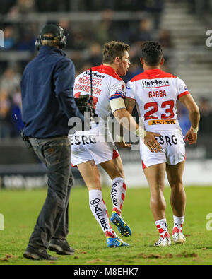 16 marzo 2018, totalmente Wicked Stadium, St Helens,Merseyside, Inghilterra; Betfred Super League Rugby, Round 6, St Helens versus Leeds rinoceronti; Louie McCarthy-Scarsbrook di St Helens grazie Ben Barba di St Helens dopo aver segnato il suo provare Foto Stock