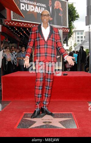 Los Angeles, CA, Stati Uniti d'America. 16 Mar, 2018. RuPaul alla cerimonia di induzione per la stella sulla Hollywood Walk of Fame per RuPaul, Hollywood Boulevard, Los Angeles, CA Marzo 16, 2018. Credito: Michael Germana/Everett raccolta/Alamy Live News Foto Stock