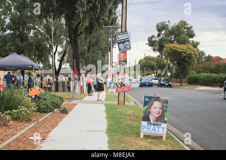 Adelaide Australia. Il 17 marzo 2018. Coda di persone al di fuori di un suburban High School di Adelaide a votare per eleggere i membri per la cinquantaquattresima europeo del Sud Australia. Lo stato elezione è sorvegliato dalla Commissione Elettorale del South Australia (ECSA) come partiti politici concorso per 47 posti nella casa di assemblaggio o casa inferiore, i cui membri attuali sono stati eletti al 2014 elezione, e 11 dei 22 seggi in seno al consiglio legislativo o upper house. Il voto è obbligatorio e un dovere civico in Australia Credit: amer ghazzal/Alamy Live News Foto Stock