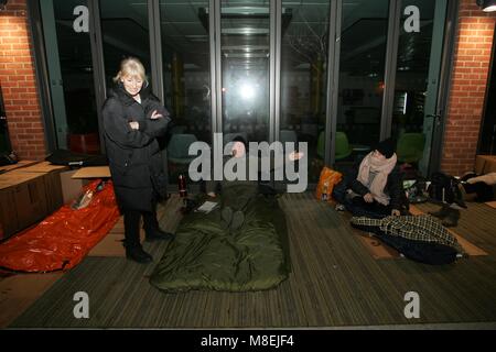 L'organizzazione chiamata organizzata galvanizzato un sonno la notte in aiuto della raccolta di fondi per le attività di beneficenza che fanno per aiutare i senzatetto a. Oltre 80 persone hanno preso parte a questo 'Sleep facile' fund raising notte. Foto Stock