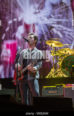 Dublino, Irlanda. 16 Mar, 2018. Kelly Jones dal Welsh Rock band "tereophonics' visto suonare la chitarra mentre canti durante l ultima notte del loro tour europeo a Dublino il 3Arena. Credito: Ben Ryan SOPA/images/ZUMA filo/Alamy Live News Foto Stock