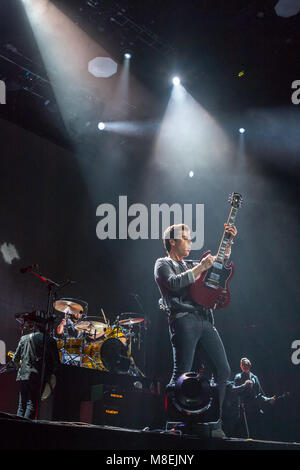 Dublino, Irlanda. 16 Mar, 2018. Kelly Jones dal Welsh Rock band "tereophonics' visto suonare la chitarra mentre canti durante l ultima notte del loro tour europeo a Dublino il 3Arena. Credito: Ben Ryan SOPA/images/ZUMA filo/Alamy Live News Foto Stock