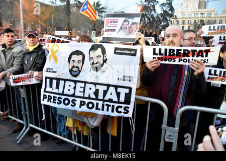 Barcellona, Spagna. 16 Mar, 2018. Un banner con la faccia di Jordi SÃ nchez e Jordi Cuixart visto durante la protesta.centinaia di persone sono scese in piazza per chiedere la libertà dei prigionieri politici Jordi SÃ nchez e Jordi Cuixart chi è stato 151 giorni in prigione mentre chiede il loro immediato rilascio. Credito: Ramon Costa/SOPA Immagini/ZUMA filo/Alamy Live News Foto Stock