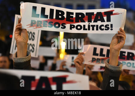 Barcellona, Spagna. 16 Mar, 2018. Manifestanti hanno visto tenendo diversi cartelloni writting su di esso la libertà dei prigionieri politici nel corso di una protesta.centinaia di persone sono scese in piazza per chiedere la libertà dei prigionieri politici Jordi SÃ nchez e Jordi Cuixart chi è stato 151 giorni in prigione mentre chiede il loro immediato rilascio. Credito: Ramon Costa/SOPA Immagini/ZUMA filo/Alamy Live News Foto Stock