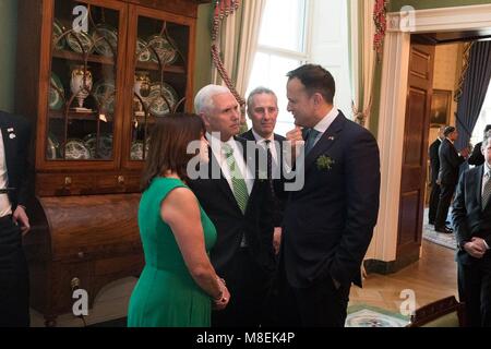 U.S Vice Presidente Mike Pence, centro e Karen Pence chat con il Taoiseach Leo Varadkar, destra durante il tradizionale San Patrizio giorno visita alla Casa Bianca Marzo 15, 2018 a Washington, DC. Foto Stock