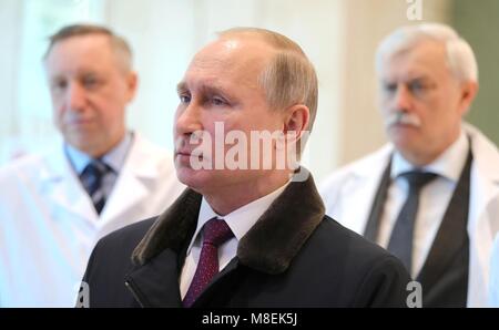 Il presidente russo Vladimir Putin è dato un tour del Almazov National Medical Research Center Marzo 16, 2018 a San Pietroburgo, Russia. Foto Stock