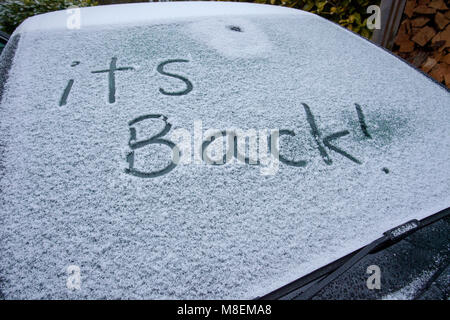 Flintshire, Wales, Regno Unito 17 marzo 2018, UK Meteo: con Met Office avvisi nel luogo di neve la Mini Bestia da est porta una conchiglia di Flintshire con temperature di congelamento e di neve con più sul modo in tutta la successiva 24ore. © DGDImages/Alamy Live News Foto Stock